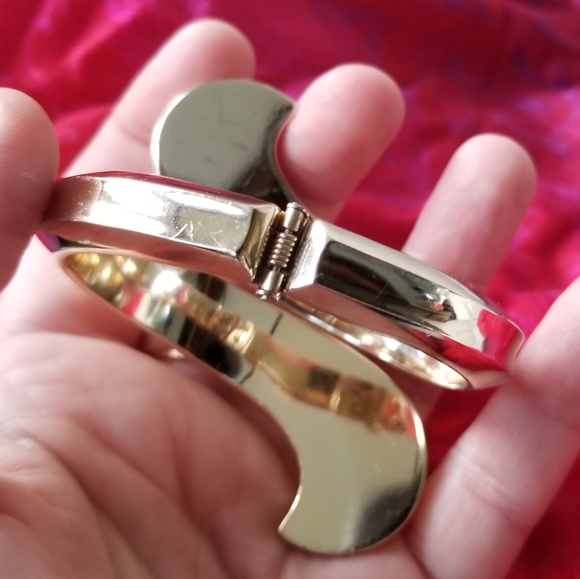 Vintage Crown Trifari bracelet bypass clamper gold tone spring hinge - Picture 11 of 11